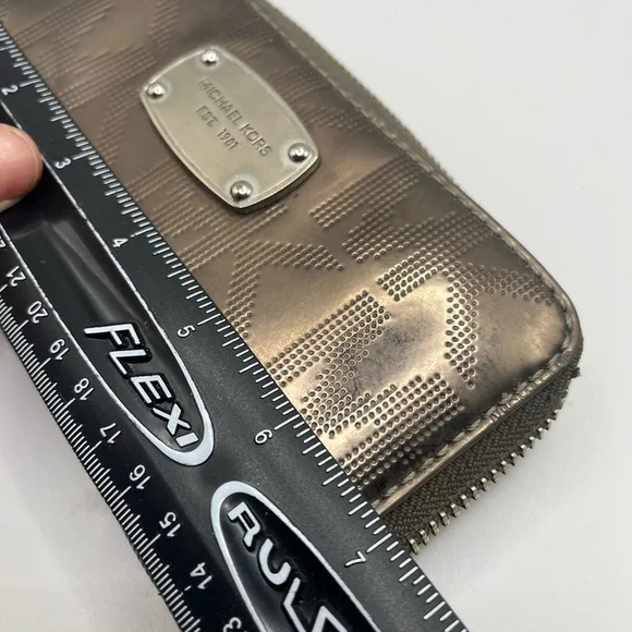 Michael Kors metallic logo wallet - zip around - Picture 10 of 11
